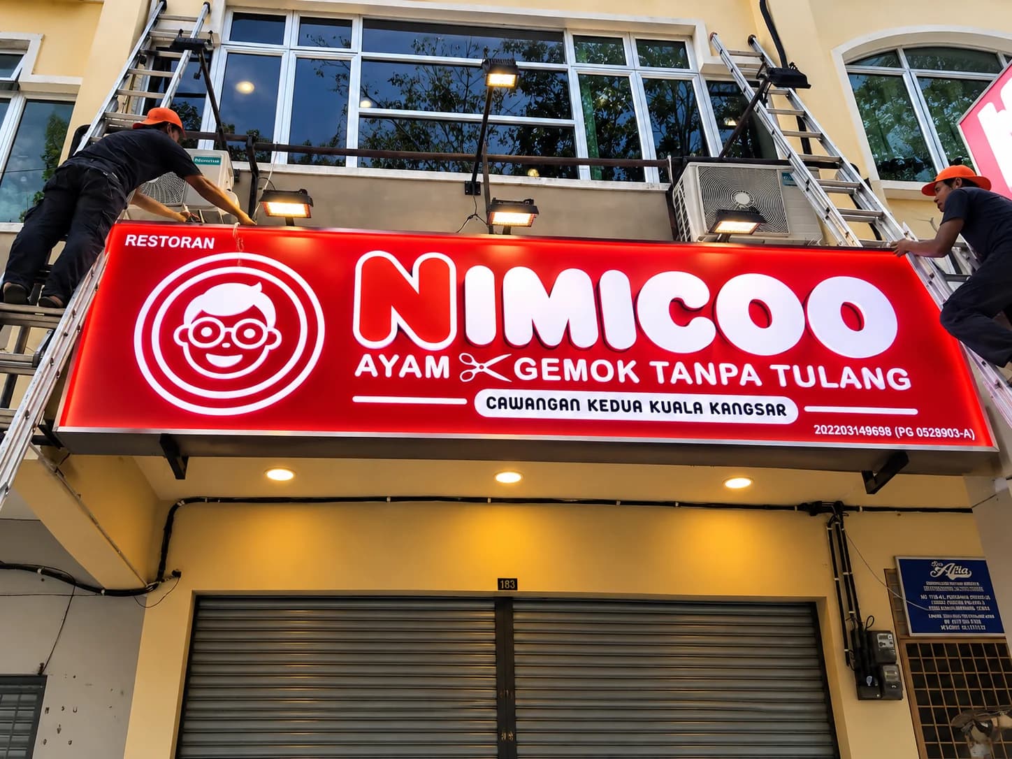 Lightbox Nimicoo yang dipasang pada premis
