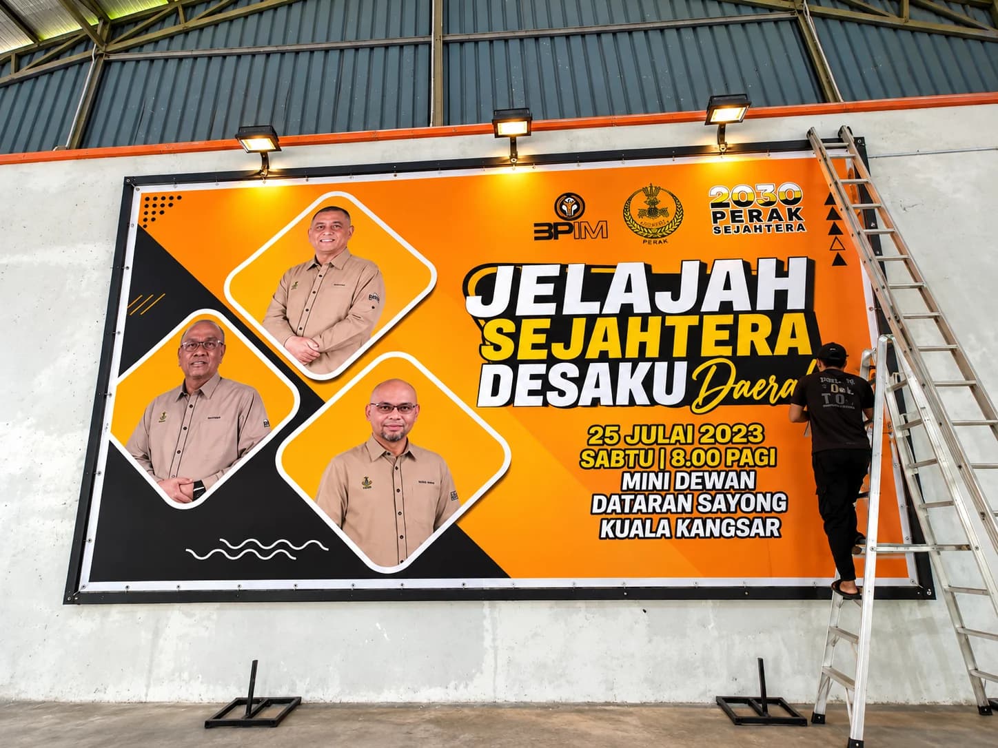 Banner acara yang dipasang di lokasi