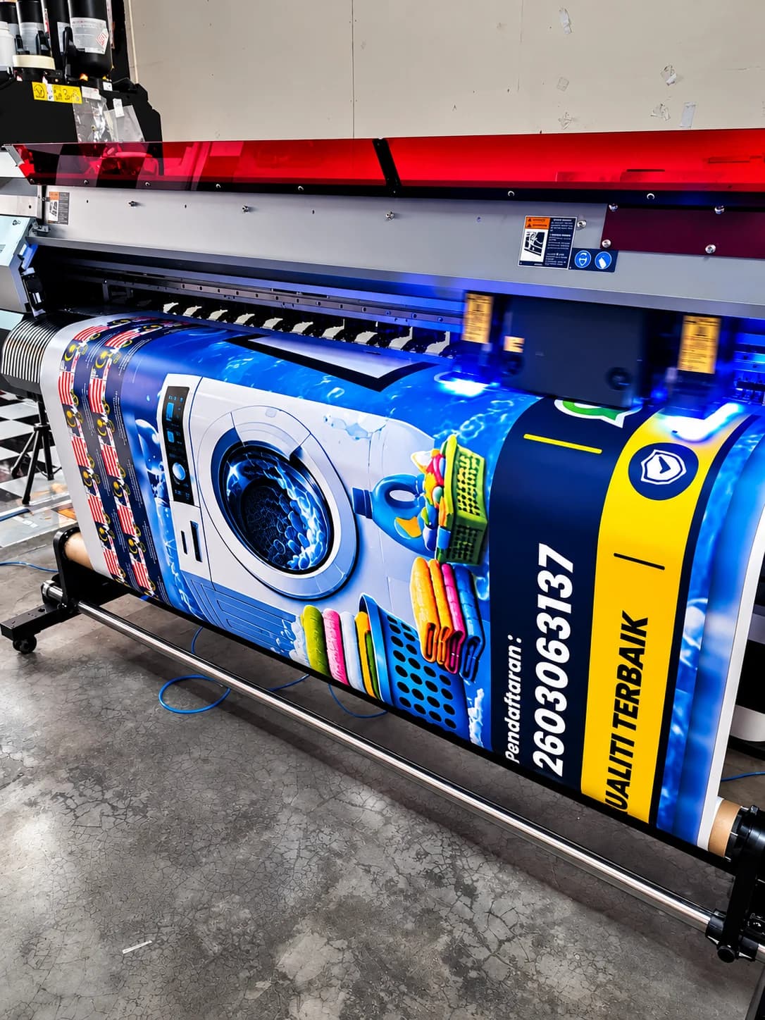 Mesin printing Xworm sedang menghasilkan cetakan format besar